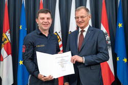 Landeshauptmann ehrt couragierte Persönlichkeiten, die durch ihr mutiges und schnelles Handeln Mitmenschen in Not das Leben gerettet haben. Das Land Oberösterreich gratuliert herzlich zu diesen Auszeichnungen.